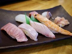 2日目のお昼はホテルの近くでお寿司をいただきました。
上にぎり1,700円。私が食べたかったのは五島の魚を握った寿司なので、地物の魚づくしのにぎりに大満足でした。