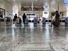 田舎駅を出て職場へと向かう。ハルに連絡を入れておいて〝靴〟を持って来て貰った。