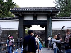 帰宅後ニュースを見ていたら、ちょうど入園者数が3500万人を達成とのことでした。天気も良く、花見日和ということもあり、多くの人々で賑わっています。
外国の方々も目立ちます。

北桔橋門をくぐった先で荷物検査を受け、皇居東御苑[https://www.kunaicho.go.jp/event/higashigyoen/higashigyoen.html]に入ります。