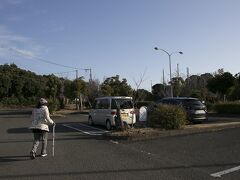 岡本桟橋から大房岬へ。駐車場はそこそこ広い。