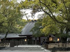 お決まりのスポット、熱田神宮へ参拝する。夕方とあって人はまばらだった。駐車場は17:00閉場となっていたのでワンブロック手前のコインパーキングへ止めたが、行ってみると、まだまだ駐車場は開いていた。とても閉まる気配がしなかった。