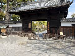 市バスに乗って、徳川美術館へ向かう。