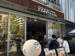 さて、昼食をどこで摂るか？とりあえず天気も良いので、セントラルパーク辺りでと地下鉄で移動する。テレビ塔、今はMIRAI TOWERとか言うらしいがその辺りで見つけた、チャーリーブラウンのカフェのテラス席へ入った。