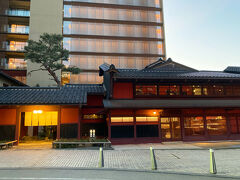 加賀温泉駅からお宿まではタクシーで10分ほど。
日も暮れ良い雰囲気の温泉街。