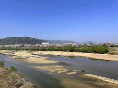 背割堤は、宇治川（淀川）と木津川が合流する直前に2つの河川を区切るように設置された全長約1.4キロの堤防です。
