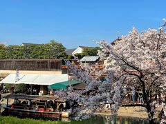 十石舟は濠川を約50分で往復する観光船。
江戸時代に酒や旅客を運んだ舟を再現しています。