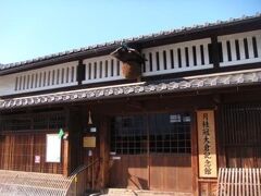 月桂冠は日本の清酒メーカーのひとつ。
館内では月桂冠の歴史や酒造りの手法が学べます。