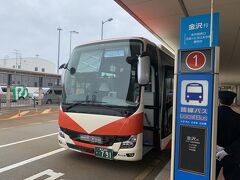 金沢にはリムジンバスが便利です。
1300円です。
飛行機到着後、15分くらいで出発します。
ＵＳＢ端子があって便利です。
乗車率は10名くらいでした。