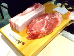 2日目夕食　肉典食堂3号店

施術でダメージを受けた後は、一旦ホテルへ戻って新設洞にある「肉典食堂3号店」へタクシーで向かう（3号店近くにある1号店は1時間ぐらい閉店時間が早い）