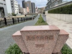 街中に移動し、天神中央公園近くに車を停めて