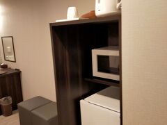 部屋にレンジ冷蔵庫(冷凍庫付き)、ティファール付き。