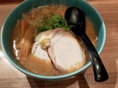 旅行支援のクーポンもあることなので、新千歳空港でラーメン食べました。一幻気になってたのですがあまりの行列にやめました。スワローズファンなので燕が店名にあるここへ笑。
数年ぶりのラーメン屋さん体験としてはいい体験でした(^^)