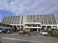 《サザンビーチホテル&リゾート沖縄》
オリックスレンタカーさんからは10分足らずで到着します。
息子の誕生日なので、ホテルは息子が選びました。