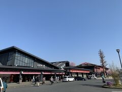 08:55 西武秩父駅
池袋から1時間半弱、西武秩父駅到着です。
初めて来ましたが黒で統一されたきれいな駅舎。