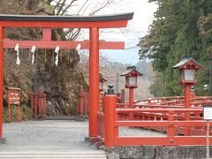 日光街道の先には真っ赤な橋と赤い鳥居が印象的な神橋（しんきょう）が見えました。

日光山内の玄関口、大谷川に架けられた橋は二荒山神社として、国の重要文化財に指定され、世界遺産に登録されています。

橋を渡るには大人1人300円が発生します。