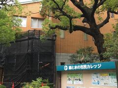 日比谷公園の西の入口、霞門からすぐのところに、緑と水の市民カレッジがあります。
1Fにカフェ、2Fに屋上庭園、3Fに公園や緑に関するライブラリがありました。
