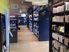 徳山駅には周南市立徳山図書館が併設されていて、豊富な蔵書に魅せられ、待ち時間では足りないくらい。