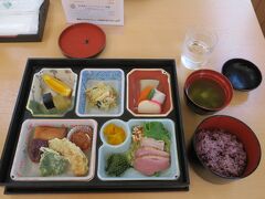 ツアーで指定された時間にレストランに行き、昼食。

琉球料理を取り入れた幕の内弁当で、なかなか美味しかったです。