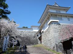 　事前確認はしていなかったのですが、二本松城の桜は見事にまで満開でした。天気も良くて気持ちよかったです。　