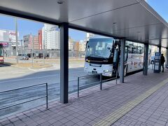 11：00発のふらのラベンダー号

https://www.furanobus.jp/lavender/

ちなみに旭川電気軌道バスの自販機で購入したチケットも使えます。