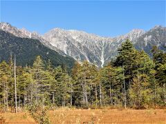 田代湿原と穂高連峰。
湿地帯に生えている草は早くも秋色に染められていました。
