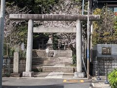 由比ガ浜通りを住宅地に入ったところにある甘縄神明社
鎌倉最古の神社

通りから正面に見えます
