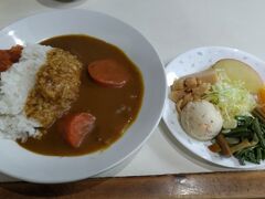 尊仏山荘の夕食のカレーライス　おかわりすると、熱々が出ました。野菜ゴロゴロでおいしかったです。