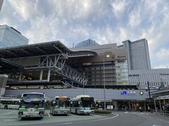 一旦外に出て、大阪駅から大阪環状線に乗ります。