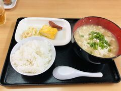 ゆし豆腐定食、７００円。

ゆし豆腐は島こしょうが入っているのかな？ちょっとスパイシー。