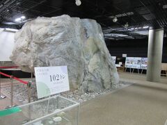糸魚川周辺は日本でも屈指の翡翠の産地として名を馳せています
フォッサマグナの影響なのか多くの鉱床が在る様で「翡翠ふるさと館」には屋内展示としては最大級の200t弱の翡翠の原石が展示されていました