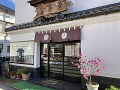 善光寺に向かう前に、参道脇の寺町にある和菓子屋の喜世栄に寄ってお花見用の和菓子を買って行きます。