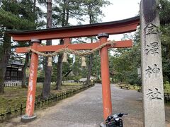 広坂から百万石通りを登った先にある神社です。