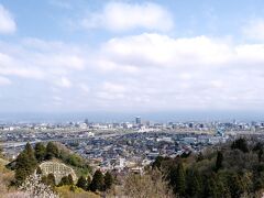 呉服山展望台から富山市街の眺望と桜を楽しむ