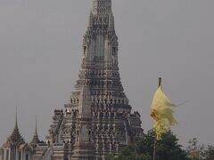 ワットアルン（暁の寺）ですね。
今回は対岸の船着き場からの撮影です。
ここは中に入れるわけでも無く、現在は塔にも登れないのでここから見学です。
四年前の新しくなったばかりの時より少し白色がくすんできたかもしれません。旅行記の『2019年バカンス　カンボジア-バンコク バンコク観光編⑨』を見て頂くと綺麗なワットアルンが出ています。