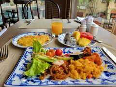 3日目の朝食。
バッチャン焼のお皿でしょうか？
素敵です。