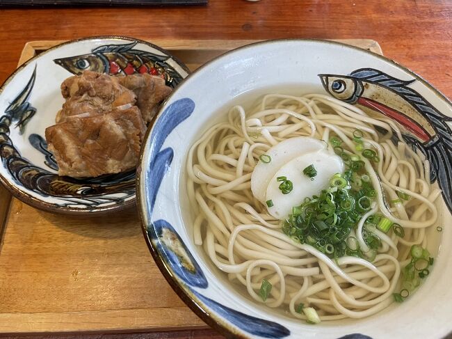 23年4月<br />本ソーキそば、中細麺、中750円。お肉が別皿で配膳されるのが良い、透明で澄んだスープは塩味強め。平打ち麺もあるがつるつるの麺が好きなので選べずにいる。<br />サイドメニューにはじゅーしーだけでなく、ひじきご飯やちきなー乗せじゃこご飯などがあり、組み合わせる楽しみがある。<br /><br /><br />