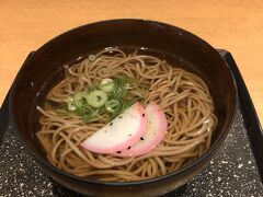 新大阪駅構内で恒例のかけうどん食べて帰ろうかと思ったけど、間違えてかけそばのボタン押してた(^_^;)