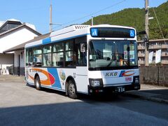 佐川駅から黒岩観光バスに乗って30分、桜の名所へ向かいましょう。