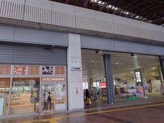 空港からバスで高知駅へ。
桂浜に行くのではりまや橋で降りても良かったんですが、桂浜行きのバスまで時間があったので、高知駅まで行きました。
ココの方が時間潰せるし。