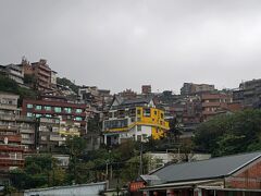 午後5時前に「九份」の町の下にある大型バスの駐車場に着きました。下車する準備をしているとものすごい土砂降りになり、しばらくバスの中で待機することになります。3年前は台風の直撃を受けて観光を切り上げたことがありましたが、ここまでの雨ではありませんでした。