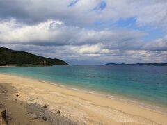 倉崎海岸（写真）は綺麗な砂浜が続く、地元で古くから愛されているビーチです。