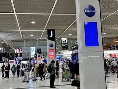 結婚式を終え、翌日出発の弾丸ツアーをしてきました。
まずは車で成田に向かい、夜２２時発のカタール航空に搭乗します。
４年ぶりの海外、４年ぶりの成田国際線です・・・！

また、前年にJGC修行を行い、無事サファイアステータスを取得したので、今回の旅行でその威力を確かめます！
早速カタールのビジネスチェックインへ！と思いましたが、出発２時間前を切っていたからか？ほとんど人がおらず、スムーズにチェックイン。笑
まあスムーズに越したことはないのですが。