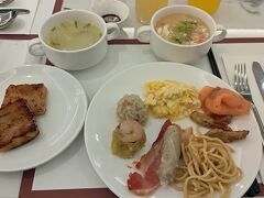 午前7時30分に朝ごはんを食べに1階のレストランに降りました。この日も中華風のメニューを選びます。高級なホテルなのでスープもこくがあっておいしいですし、ディムサムも1つ1つ手作りのようです。