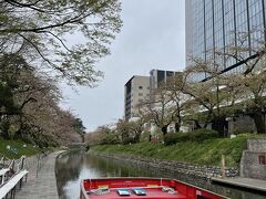 旅のメインの松川遊覧船に乗りにきました。前日まではお花見料金の2000円でしたが今日からは通常料金の1600円、桜は終わってしまったということです。