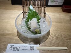 夕飯で白海老刺身やいくらの昆布じめ、ズワイガニのクリームコロッケなどをいただき大満足。
もちろんSuicaで支払いができることを確認して入店しました。