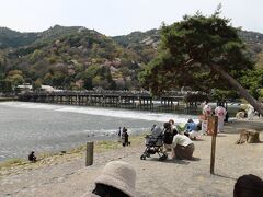 丁度レストランの道を横切った向こうが桂川と渡月橋、嵐山です。