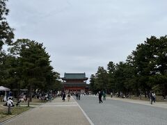 娘が遠巻きに見て入りたいと言い出した京都市動物園、ごめんよ入ったらもう時間なくなっちゃうからとスルー。代わりに遊べる場所を探してウロウロ。これまた遠巻きに平安神宮。