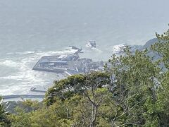 下を見下ろすと金谷港からフェリーが出たところ。