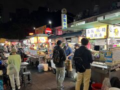 雙城街夜市へやってきた。

旅仲間のHバリさんが、
ここの水餃子が台湾一美味しいと旅行記に書き散らしていたので。