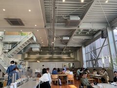 清澄白河と言ったらブルーボトルコーヒー。
日本一号店ですね。
駅から遠く住宅街にポツンとあって、え、ここ？とちょっとびっくり。
平日だというのにそこだけ人だかり。
中は天井が高く広くてとても明るい。